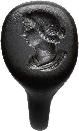 ROMA. Anillo. Siglo III- IV d.C. Bronce. Representa busto femenino. Diámetro 2,4 cm