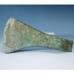 LURISTÁN. Hacha (ss. IX-VI a.C.). Bronce.