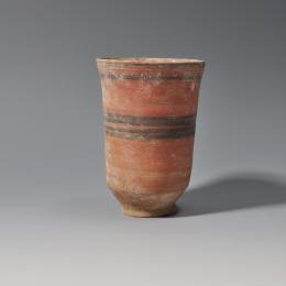 VALLE DEL INDO. Vaso hecho a torno con decoración de franjas horizontales.